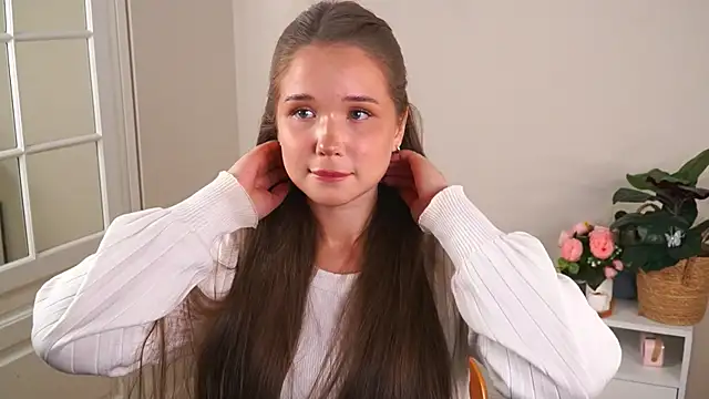 Snapshot of TiffanieYaish chatting on October 14, 5:30 am TiffanieYaish online show from October 14, 5:30 am