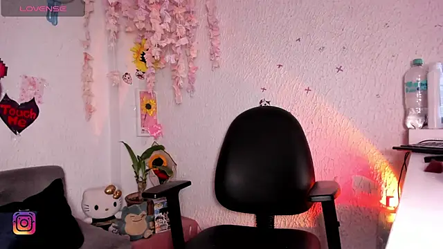 Emilycollei online show from April 28, 6:40 am