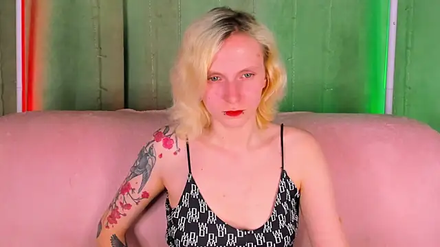 LikiLips online show from May 1, 8:30 am