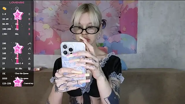 Snapshot of HoneyGold_ chatting on June 22, 3:47 am HoneyGold online show from June 22, 3:47 am