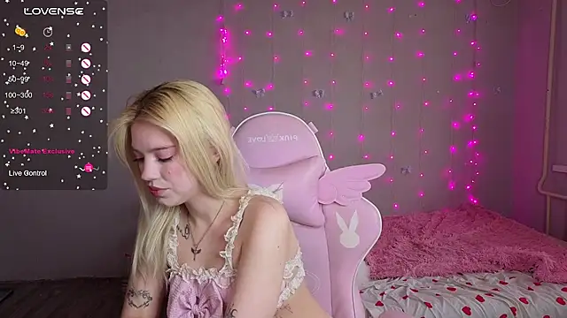 myprettylola online show from April 4, 2:14 pm