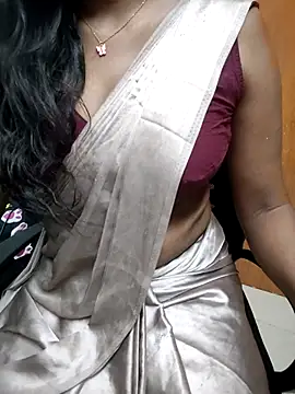 Snapshot of Tamilmallu-duskygirl03 chatting on June 25, 5:17 pm Tamilmallu-duskygirl03 online show from June 25, 5:17 pm