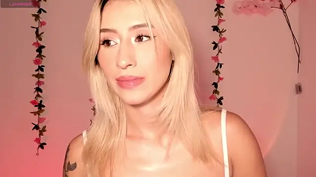 Snapshot of Ashleyroys_111 chatting on May 6, 9:20 pm Ashleyroys 111 online show from May 6, 9:20 pm