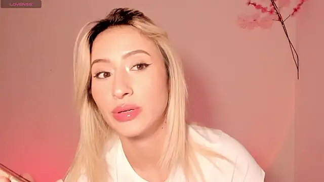 Snapshot of Ashleyroys_111 chatting on May 9, 8:14 pm Ashleyroys 111 online show from May 9, 8:14 pm