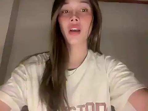 Snapshot of CallMeLerren chatting on February 2, 9:24 pm CallMeLerren online show from February 2, 9:24 pm