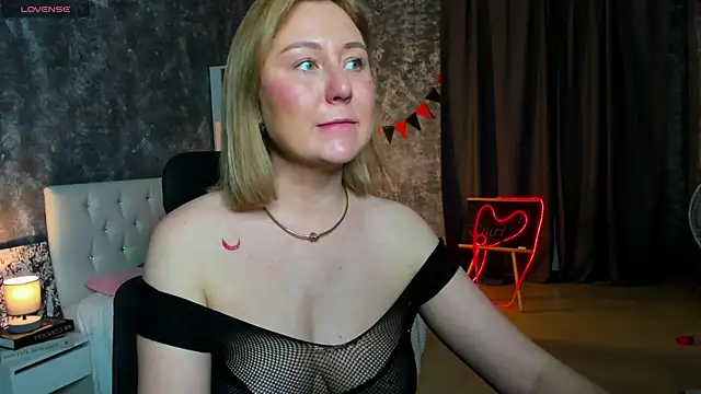 scent  of woman online show from November 12, 1:39 am