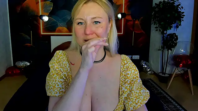 Snapshot of scent__of_woman chatting on May 15, 1:34 am scent of woman online show from May 15, 1:34 am