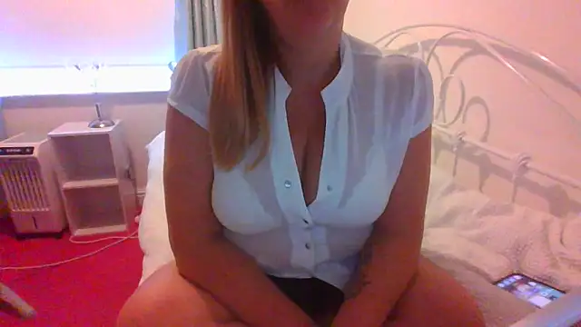 Snapshot of BbwGreenEyes69_ chatting on October 9, 8:01 am BbwGreenEyes69 online show from October 9, 8:01 am