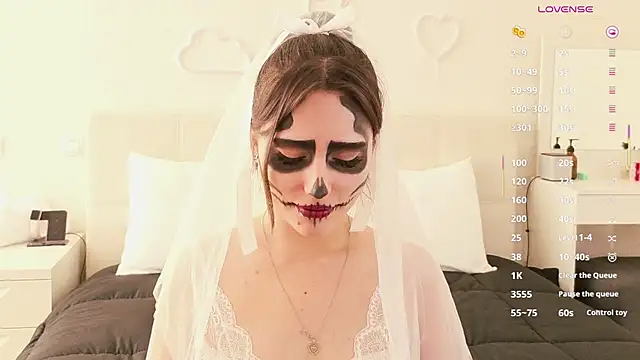 Snapshot of MoonliteDiva chatting on October 31, 6:25 am MoonliteDiva online show from October 31, 6:25 am