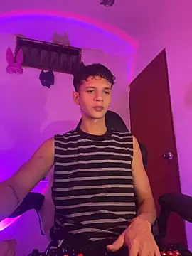 Snapshot of tylernova chatting on October 23, 3:17 am tylernova online show from October 23, 3:17 am