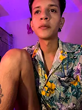 Snapshot of tylernova chatting on October 25, 3:25 am tylernova online show from October 25, 3:25 am