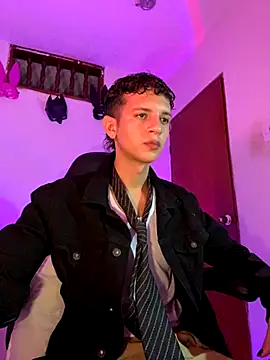 Snapshot of tylernova chatting on October 31, 3:51 am tylernova online show from October 31, 3:51 am