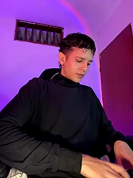 Snapshot of tylernova chatting on November 4, 4:11 am tylernova online show from November 4, 4:11 am