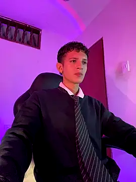 Snapshot of tylernova chatting on November 6, 4:02 am tylernova online show from November 6, 4:02 am