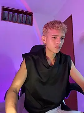 Snapshot of tylernova chatting on November 8, 3:39 am tylernova online show from November 8, 3:39 am