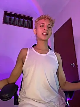 Snapshot of tylernova chatting on November 10, 4:22 am tylernova online show from November 10, 4:22 am