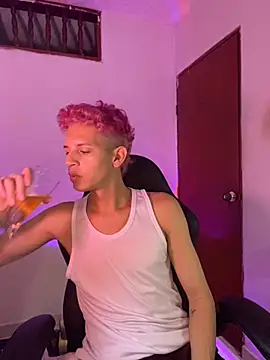 Snapshot of tylernova chatting on November 11, 3:50 am tylernova online show from November 11, 3:50 am