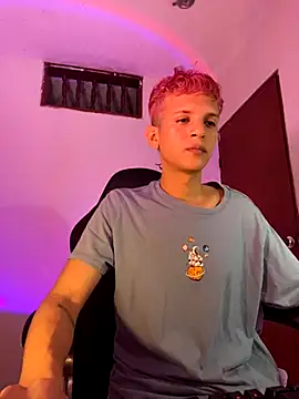 Snapshot of tylernova chatting on November 14, 3:27 am tylernova online show from November 14, 3:27 am