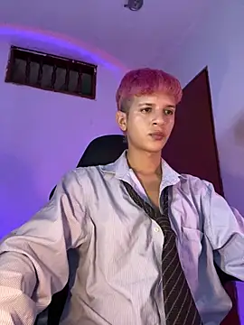 Snapshot of tylernova chatting on November 17, 3:56 am tylernova online show from November 17, 3:56 am