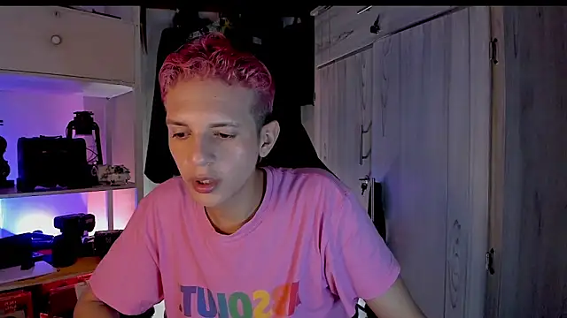 Snapshot of tylernova chatting on November 21, 4:00 am tylernova online show from November 21, 4:00 am