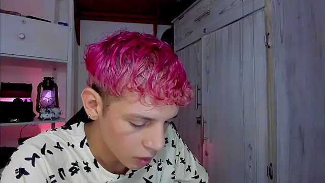 Snapshot of tylernova chatting on November 23, 3:39 am tylernova online show from November 23, 3:39 am