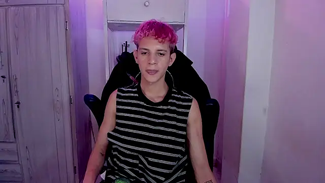 Snapshot of tylernova chatting on November 28, 3:53 am tylernova online show from November 28, 3:53 am