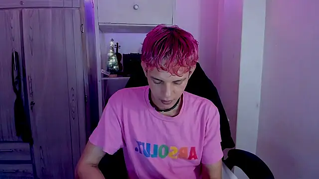 Snapshot of tylernova chatting on December 3, 3:36 am tylernova online show from December 3, 3:36 am