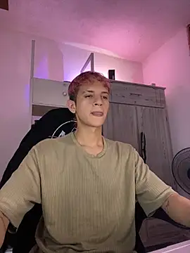 Snapshot of tylernova chatting on December 4, 3:49 am tylernova online show from December 4, 3:49 am