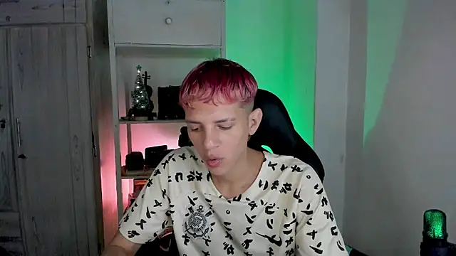 Snapshot of tylernova chatting on December 14, 1:11 am tylernova online show from December 14, 1:11 am