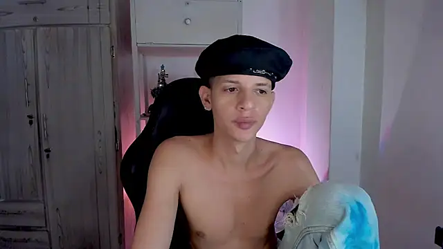 Snapshot of tylernova chatting on December 15, 7:56 am tylernova online show from December 15, 7:56 am