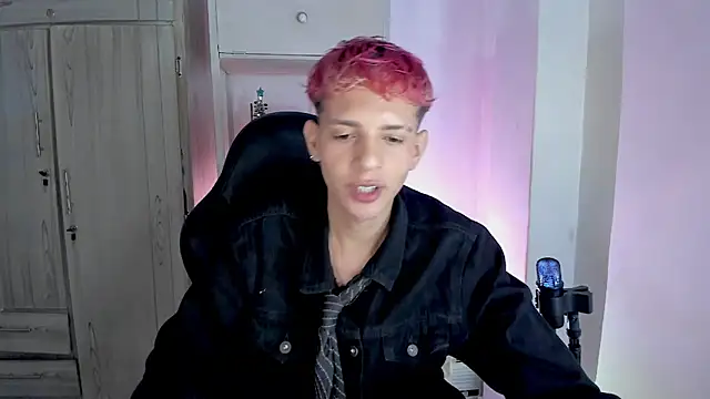 Snapshot of tylernova chatting on December 16, 12:26 am tylernova online show from December 16, 12:26 am