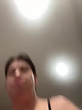 Snapshot of oceanGal25 chatting on December 15, 8:18 am oceanGal25 online show from December 15, 8:18 am