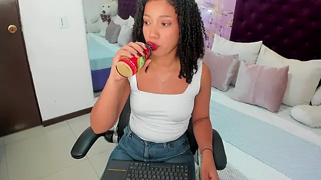 Snapshot of cloe_555 chatting on November 24, 10:20 pm cloe 555 online show from November 24, 10:20 pm