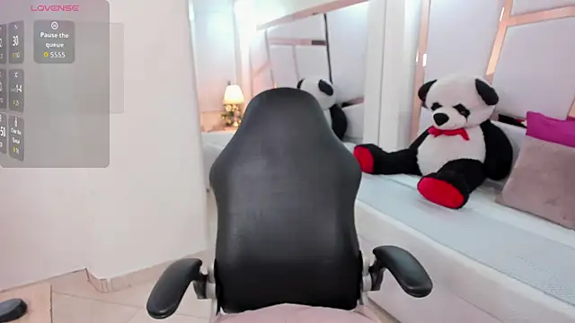 Snapshot of cloe_555 chatting on December 19, 8:49 pm cloe 555 online show from December 19, 8:49 pm