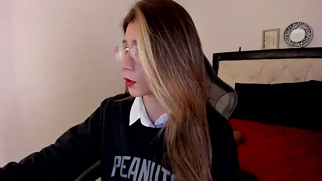 Sara Roades online show from November 27, 8:55 pm