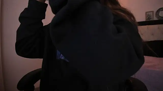 Sara Roades online show from December 13, 7:53 pm