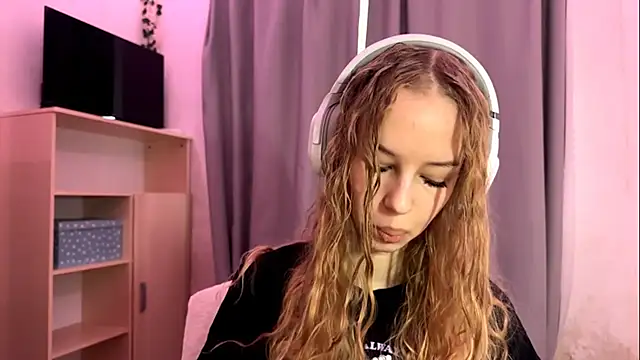 LunaCrave online show from October 15, 5:18 am