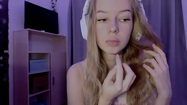 LunaCrave online show from October 28, 4:05 am