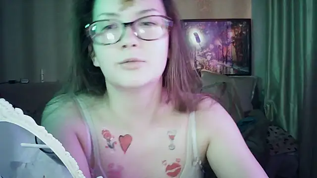 Snapshot of MoodieMira chatting on June 24, 9:25 pm MoodieMira online show from June 24, 9:25 pm