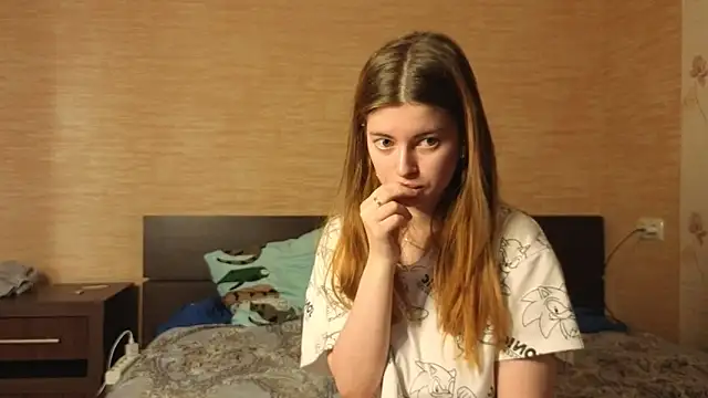 Snapshot of EmiliaCouple chatting on June 9, 8:15 am EmiliaCouple online show from June 9, 8:15 am