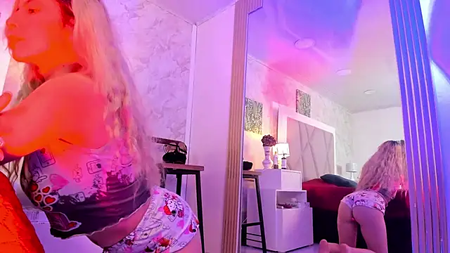 Snapshot of Sophie_teller chatting on October 13, 4:12 am Sophie teller online show from October 13, 4:12 am