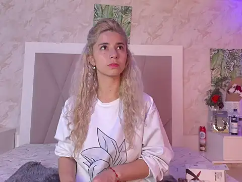 Snapshot of Sophie_teller chatting on December 15, 3:22 am Sophie teller online show from December 15, 3:22 am