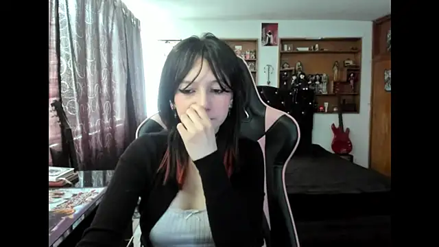 Maki Zein  online show from October 30, 3:13 pm