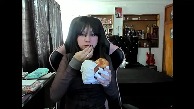 Maki Zein  online show from December 2, 7:09 pm