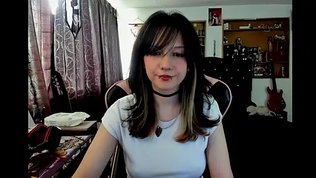 Maki Zein  online show from February 4, 8:03 pm