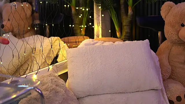 Snapshot of LuxenNoir chatting on January 12, 5:23 am LuxenNoir online show from January 12, 5:23 am