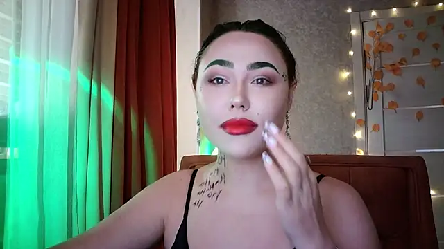 Snapshot of LolaMint_ chatting on October 31, 11:22 am LolaMint online show from October 31, 11:22 am