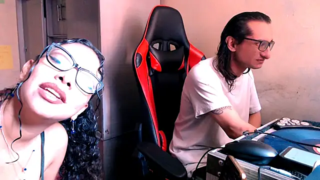 Snapshot of DreamTeachFlame chatting on October 15, 1:11 pm DreamTeachFlame online show from October 15, 1:11 pm