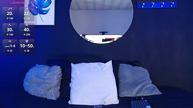 Snapshot of TamaraaRoss_ chatting on November 21, 7:01 pm TamaraaRoss online show from November 21, 7:01 pm