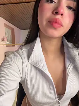 Snapshot of LunaMoore_Pink chatting on May 7, 11:48 am LunaMoore Pink online show from May 7, 11:48 am